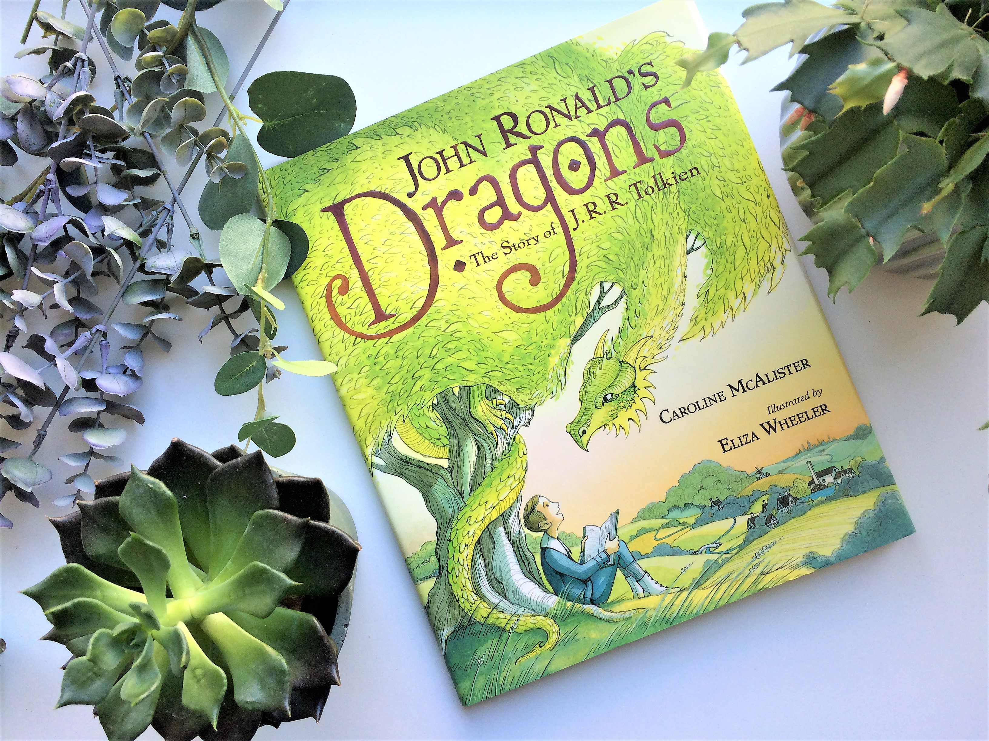 Billede af bogen "John Ronald's Dragons - The Story of J. R. R. Tolkien", skrevet af Caroline McAlister og illustreret af Eliza Wheeler